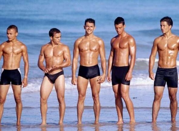 Männer am Strand mit ausgebreiteten Schwänzen