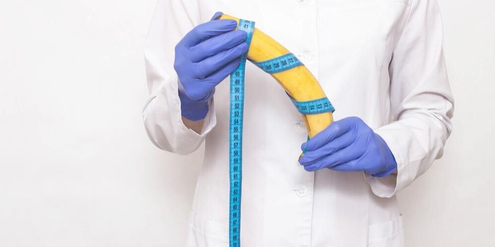 Eine Banane in einem Zentimeter symbolisiert einen mit Limonade vergrößerten Penis